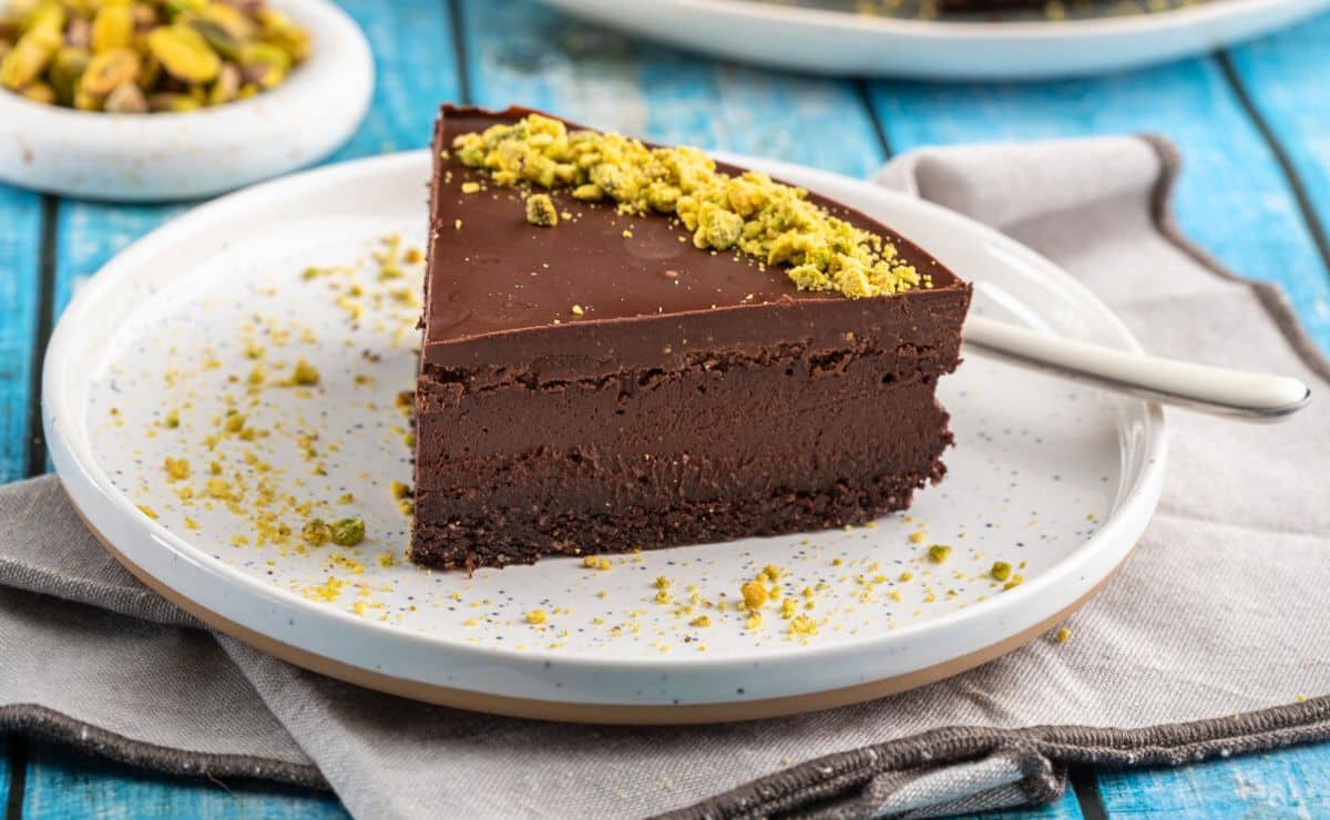 No-Bake Vegan Date & Chocolate Cake