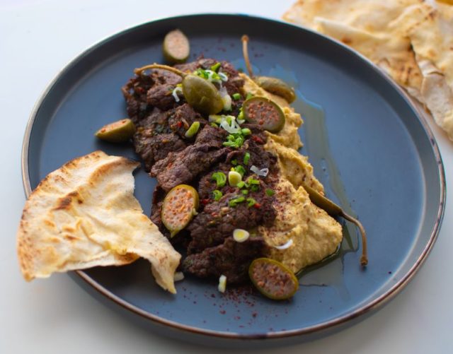 Hummus with beef and capers