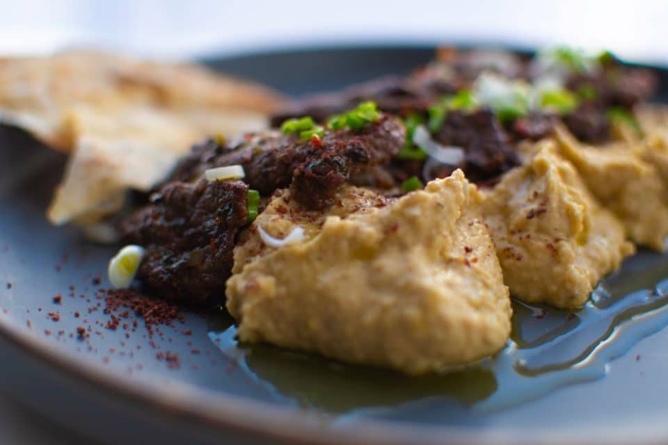 Hummus with beef and capers